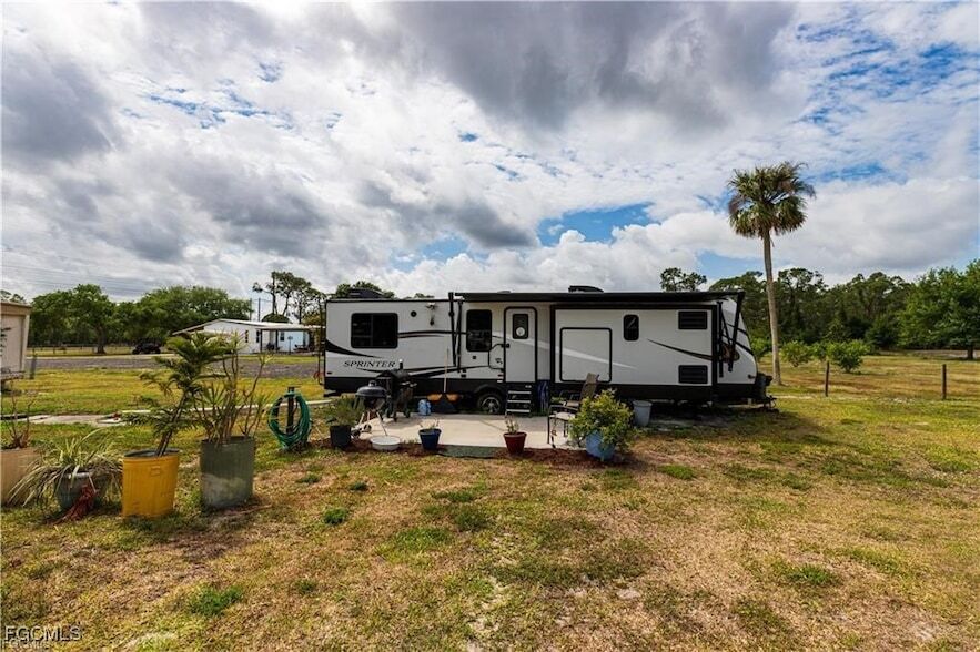 17861 Palm Creek Dr in North Fort Myers, FL - Foto de edificio