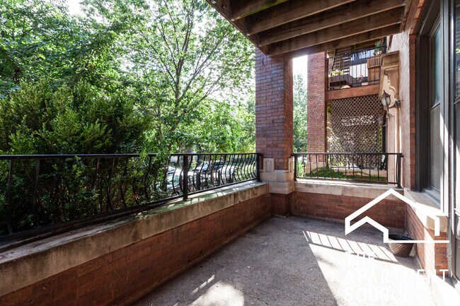 900 W Belle Plaine Ave in Chicago, IL - Building Photo - Building Photo