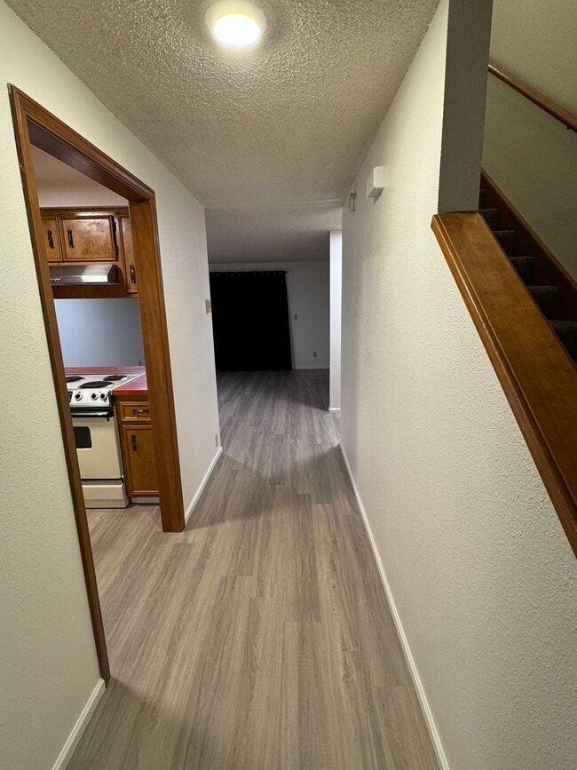 1293 City View St in Eugene, OR - Foto de edificio - Building Photo
