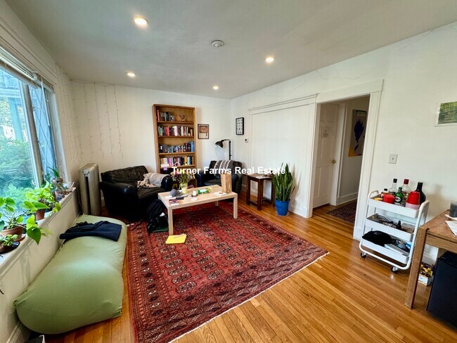 24 Chetwynd Rd, Unit 1 in Somerville, MA - Foto de edificio - Building Photo