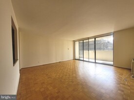 224-30 W Rittenhouse Square in Philadelphia, PA - Building Photo