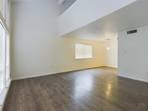 2124 Burton Dr in Austin, TX - Building Photo - Building Photo