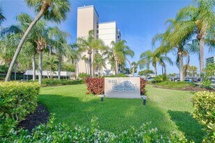 660 Island Way in Clearwater, FL - Building Photo