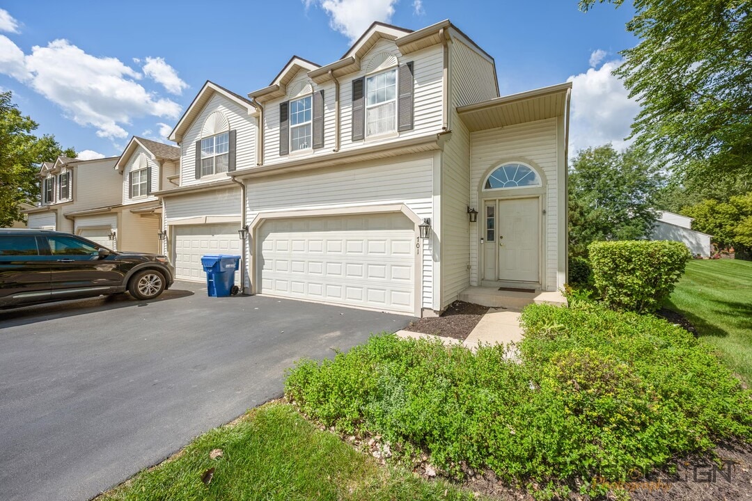 701 Blackstone Ct in Dekalb, IL - Building Photo