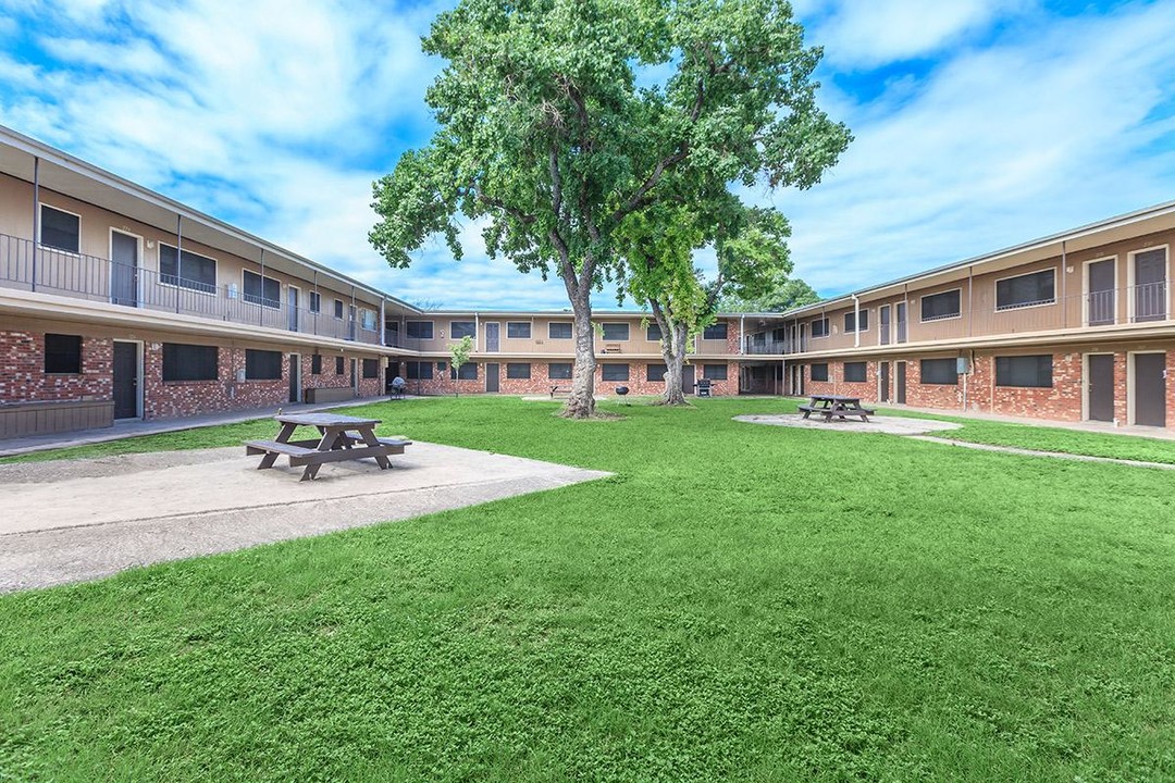 Oak Tree Apartments in San Antonio, TX - Building Photo