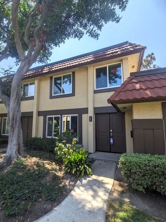1409 N Roundtree Ln in Anaheim, CA - Building Photo