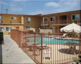 Sandpiper Apartments in Whittier, CA - Foto de edificio - Building Photo