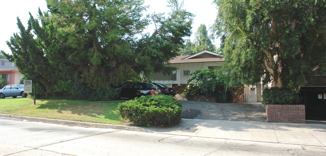 14220 Dickens St in Sherman Oaks, CA - Building Photo - Building Photo