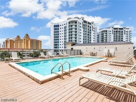 260 Southbay Dr in Naples, FL - Building Photo