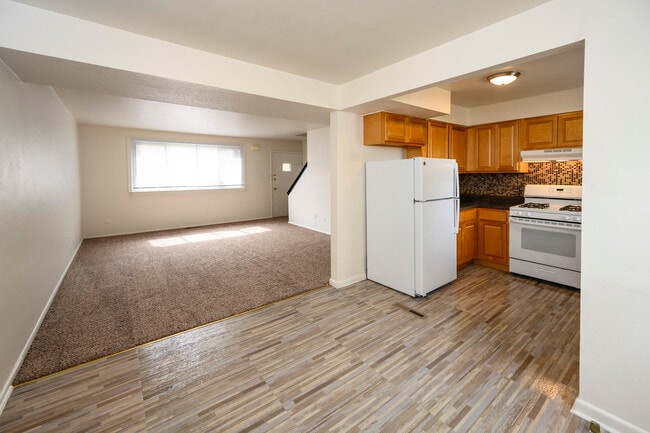 Alpine Court Apartments in Stratford, NJ - Foto de edificio - Building Photo