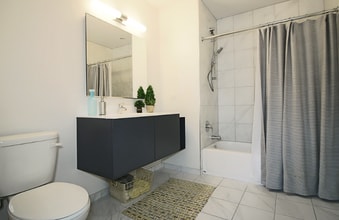 921 N La Salle Dr, Unit 921 N Lasalle in Chicago, IL - Building Photo - Building Photo