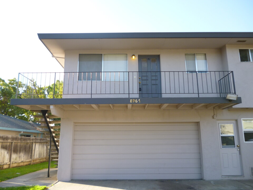 8967 El Mirador Dr in Elk Grove, CA - Building Photo