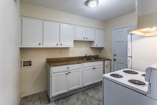 Oakwood Meadows Estates in Memphis, TN - Building Photo