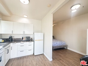 225 S Clark Dr in Beverly Hills, CA - Building Photo - Building Photo