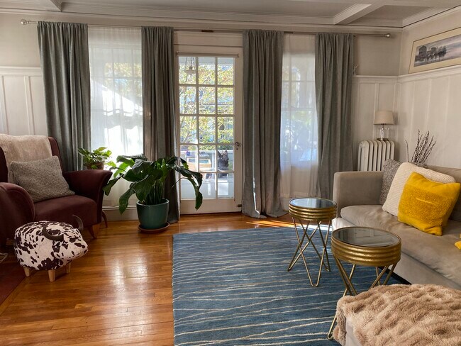 32 Russell St, Unit 1 in Brookline, MA - Foto de edificio - Building Photo