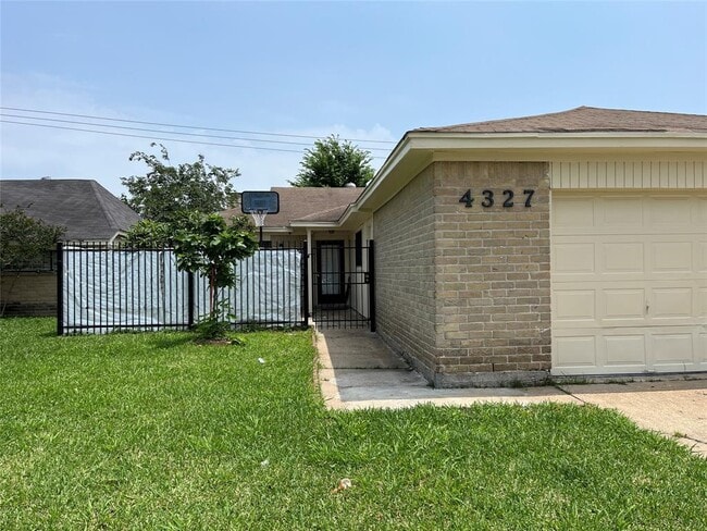 4327 Wildacres Dr in Houston, TX - Building Photo - Building Photo