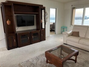 4750 Cove Cir in St. Petersburg, FL - Foto de edificio - Building Photo