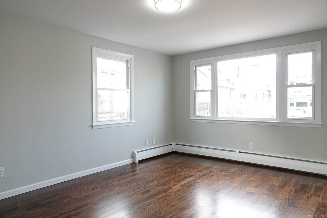 11 Francis Ave in Hamden, CT - Foto de edificio