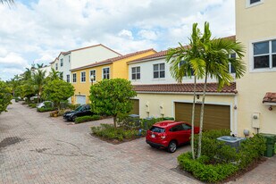 Centra Falls in Pembroke Pines, FL - Building Photo