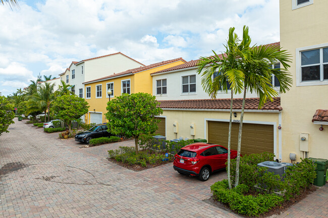 Centra Falls in Pembroke Pines, FL - Building Photo - Primary Photo