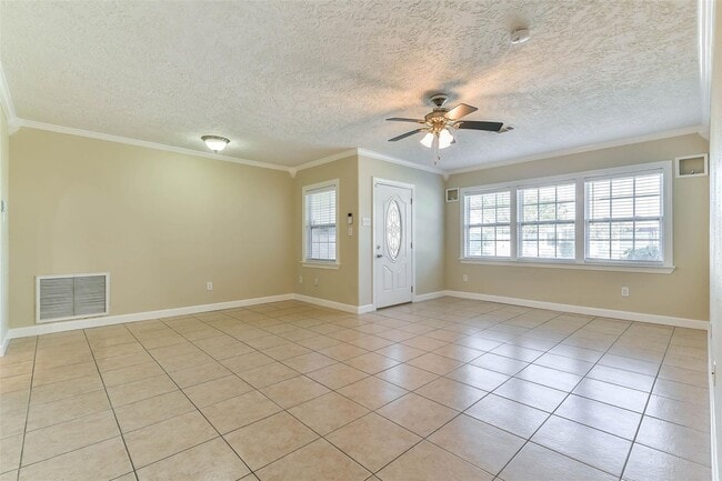 11 Lyncrest Dr in Galveston, TX - Building Photo - Building Photo