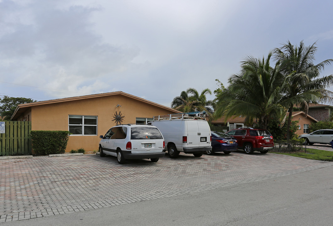 1341-1351 Holly Heights Dr in Fort Lauderdale, FL - Building Photo