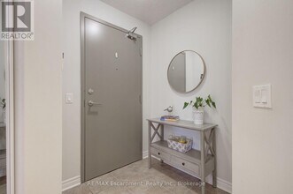 2325 Central Park Dr in Oakville, ON - Building Photo - Building Photo