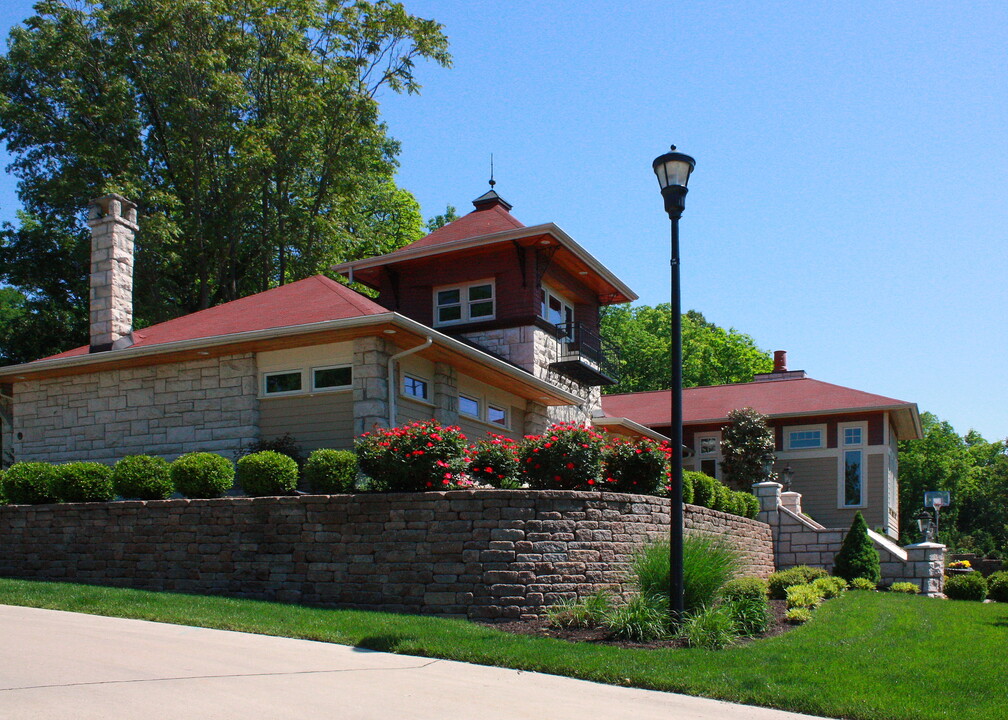 1030 Barberry Ln in Kirkwood, MO - Building Photo