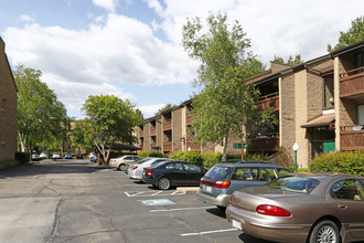 Oakmont Landing Apartments in Oakmont, PA - Foto de edificio - Building Photo