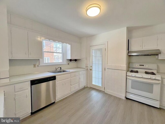 908 Rhawn St in Philadelphia, PA - Building Photo - Building Photo