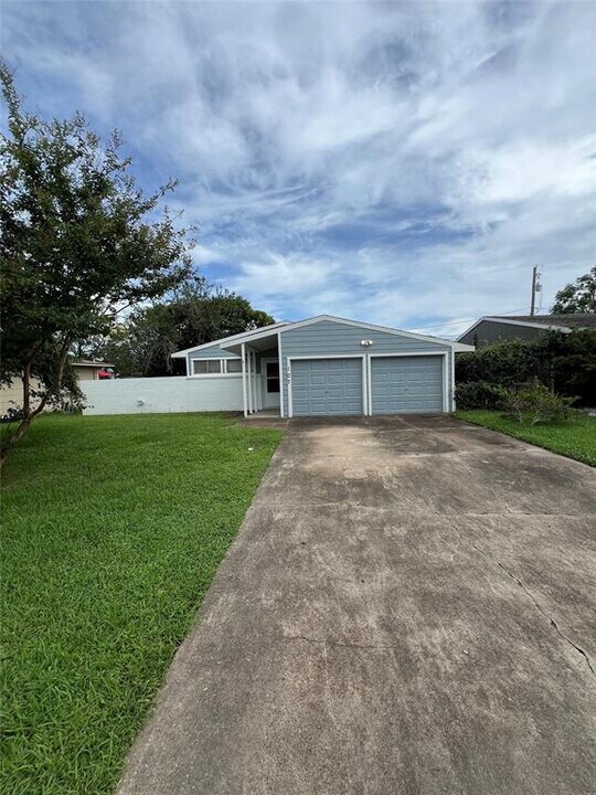 107 Tarpon Ave in Galveston, TX - Building Photo