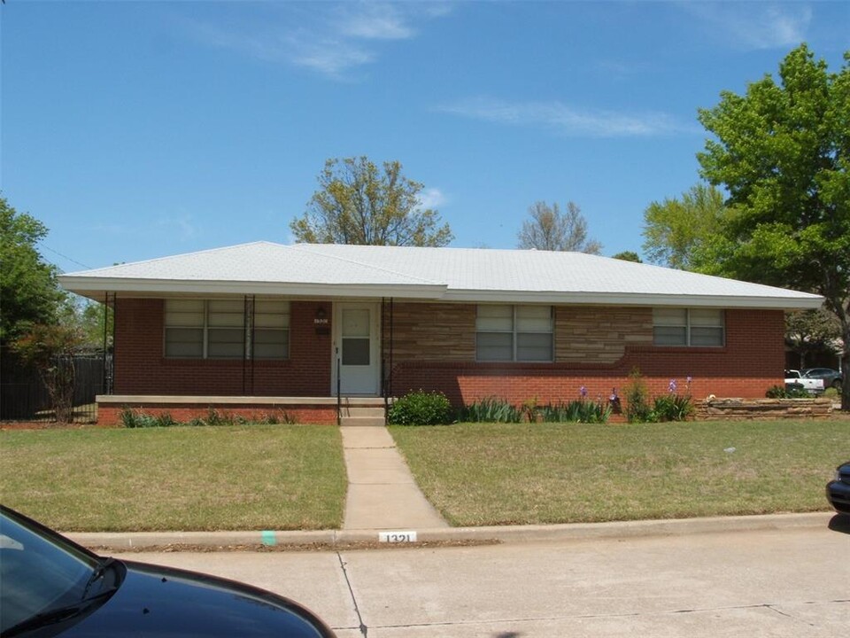 1321 Lindale Ave in Norman, OK - Building Photo