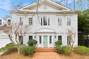 430 W Wesley Rd NW in Atlanta, GA - Building Photo