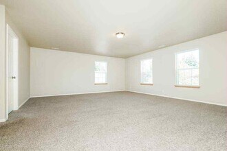 17407 17th Ave E in Spanaway, WA - Foto de edificio - Building Photo
