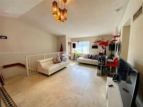 8039 Lake Dr in Doral, FL - Building Photo - Building Photo