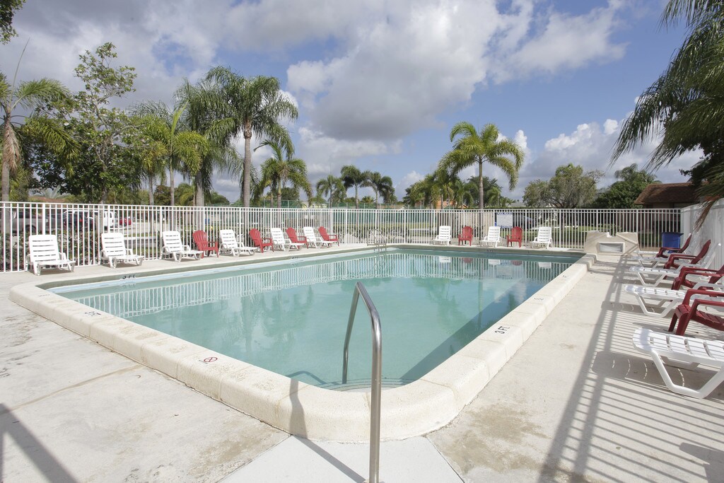 Lakeside Villas Sunrise, FL Apartments