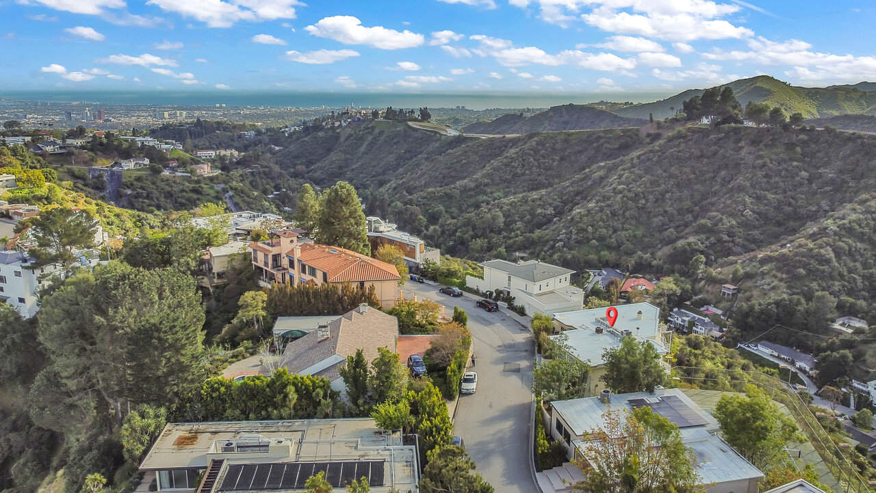 1991 Stradella Rd in Los Angeles, CA - Building Photo
