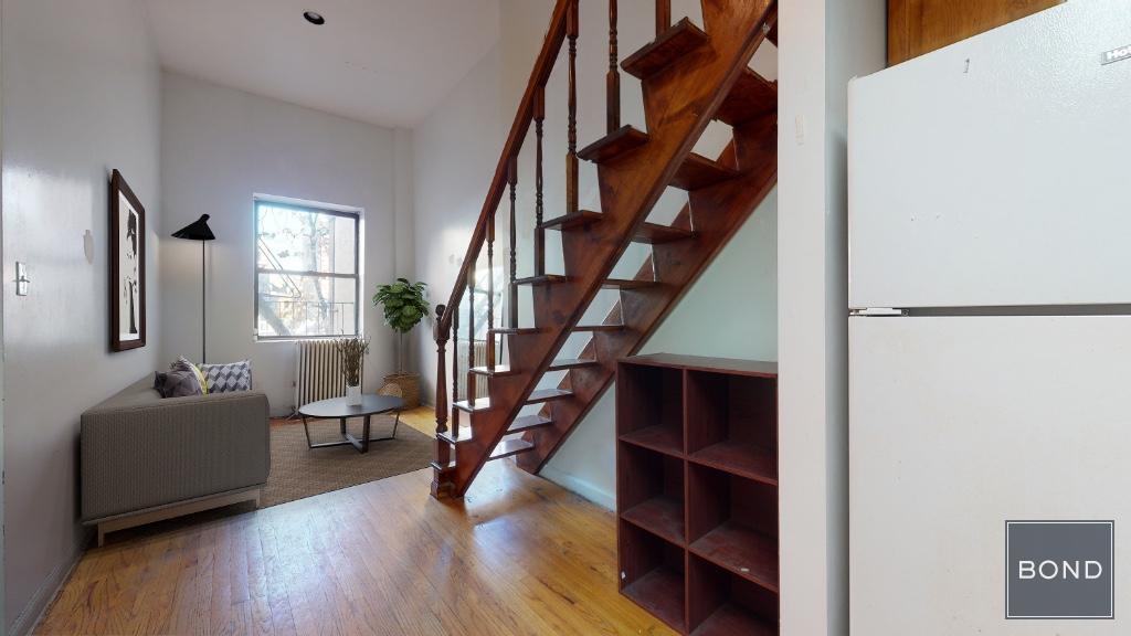 29 St Marks Pl in New York, NY - Building Photo