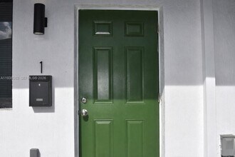 900 NW 8th Ave in Pompano Beach, FL - Foto de edificio - Building Photo