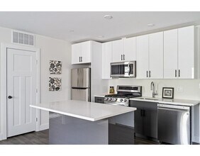 317 Belgrade Ave-Unit -306 in Boston, MA - Building Photo - Building Photo