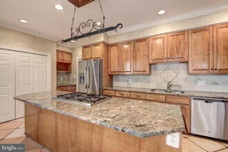 2082 Hunters Crest Way in Vienna, VA - Building Photo - Building Photo