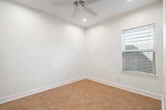 5402 Jonathan Ln in Houston, TX - Foto de edificio - Building Photo