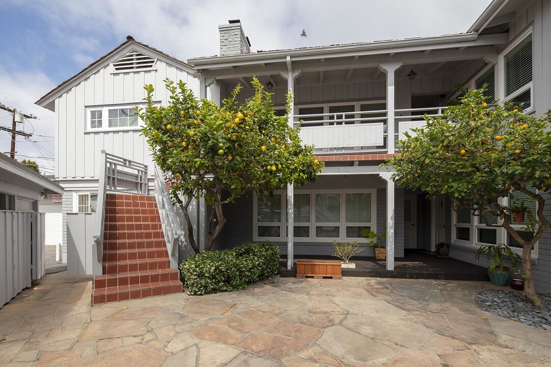 7850 El Paseo Grande in San Diego, CA - Building Photo