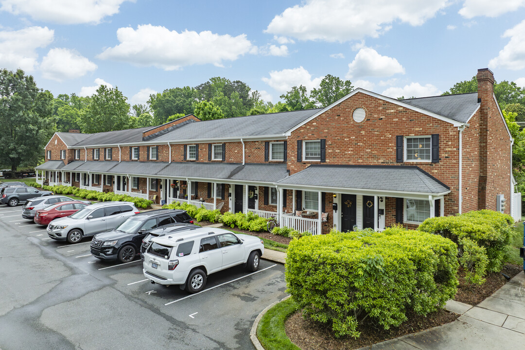 Williamsburg on Commonwealth in Charlotte, NC - Building Photo