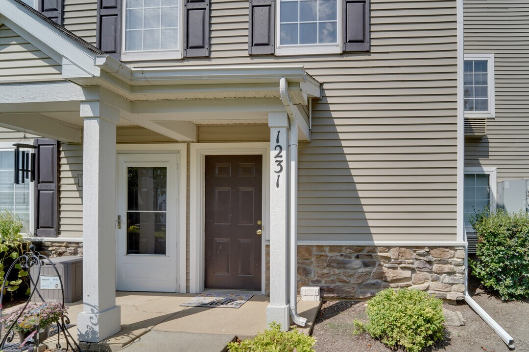 1231 Silverstone Dr in Carpentersville, IL - Building Photo