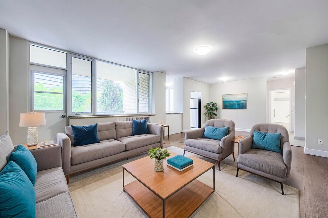 Fontainebleu in Toronto, ON - Building Photo