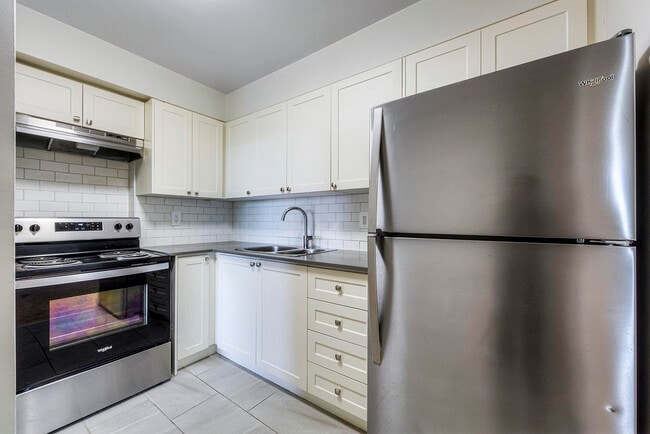 Centennial Towers in Oakville, ON - Building Photo - Building Photo