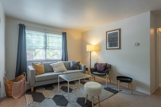 Broadview Gardens Apartments in Cleveland, OH - Building Photo - Interior Photo