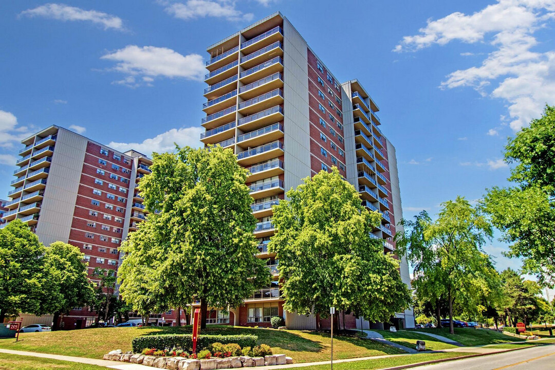 Surrey Lane Apartments in Burlington, ON - Building Photo