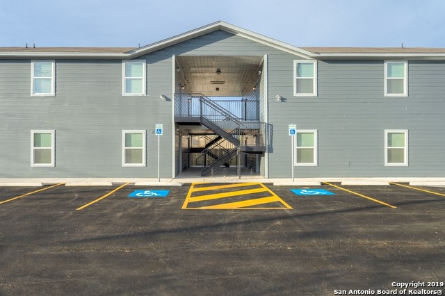 8111 Landing Ave in San Antonio, TX - Foto de edificio - Building Photo